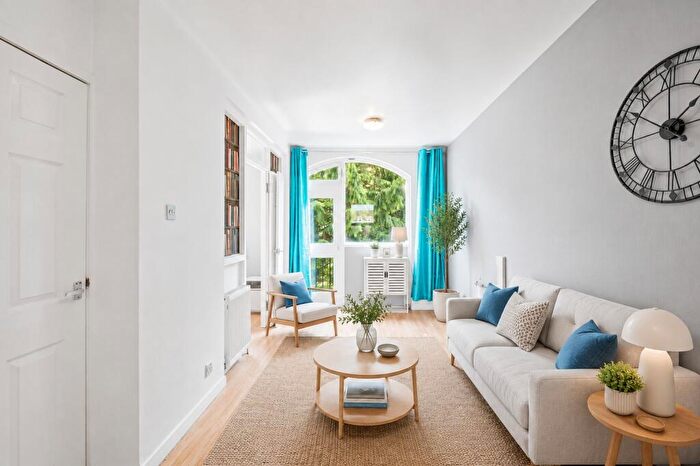 1 Bedroom Flat For Sale In / Browns Close, Canongate, Edinburgh, EH8