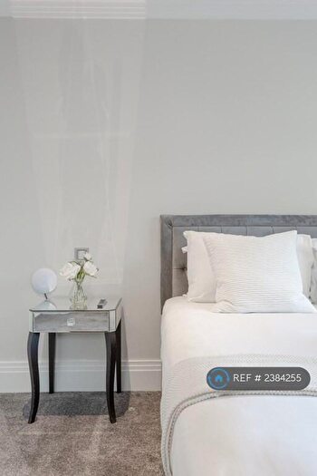 5 Bedroom Detached House To Rent In Tenterden Grove, London, NW4