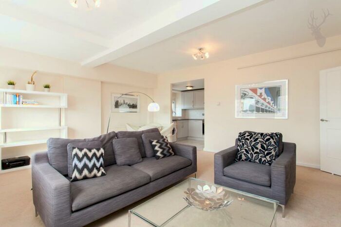 3 Bedroom Flat To Rent In Bethnal Green Road, London, E2