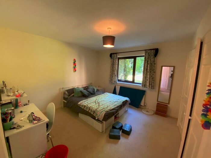 3 Bedroom Flat To Rent In Monmouth Square, Winchester, SO22