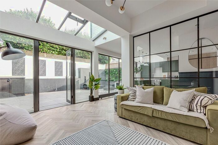 2 Bedroom Flat To Rent In Beauchamp Road, Clapham Junction, SW11