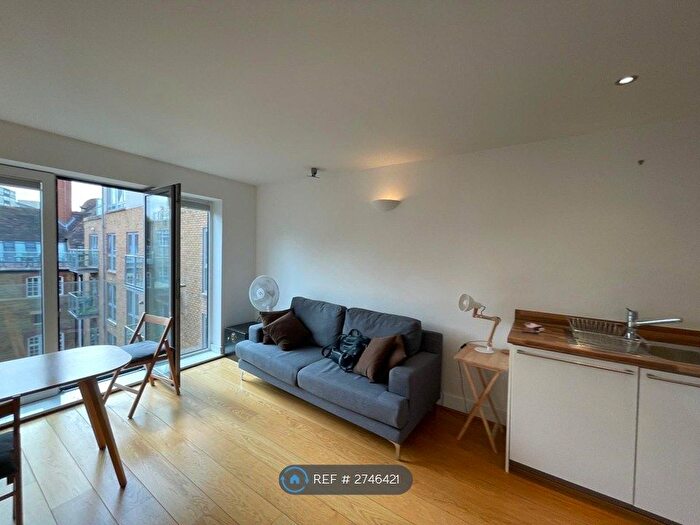 1 Bedroom Flat To Rent In Drapers Court, London, SW11