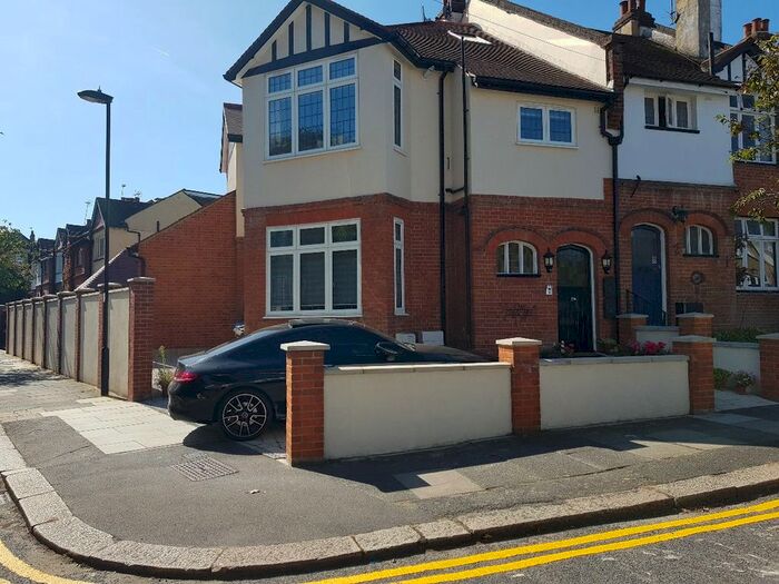 3 Bedroom Flat To Rent In Chase Hill, Enfield, EN2