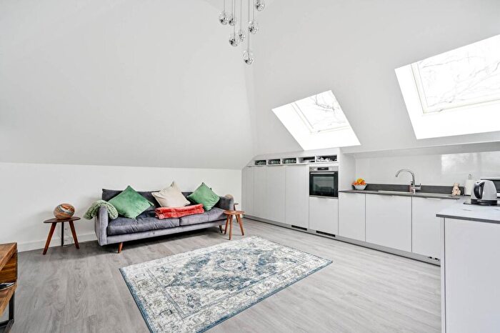 1 Bedroom Flat To Rent In Kings Court, Gomshall, GU5