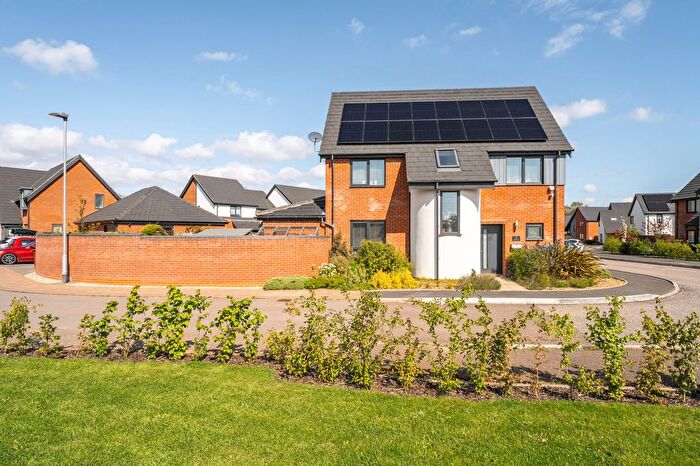 4 Bedroom Link Detached House For Sale In Picton Close, Poringland, NR14