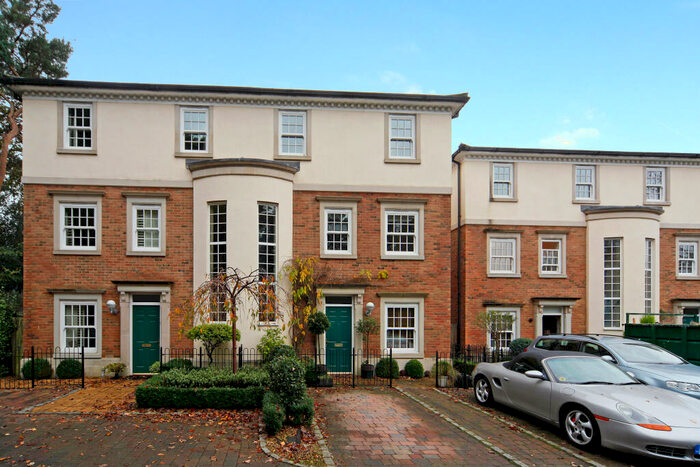 5 Bedroom Town House To Rent In Hanger Hill, Weybridge, KT13