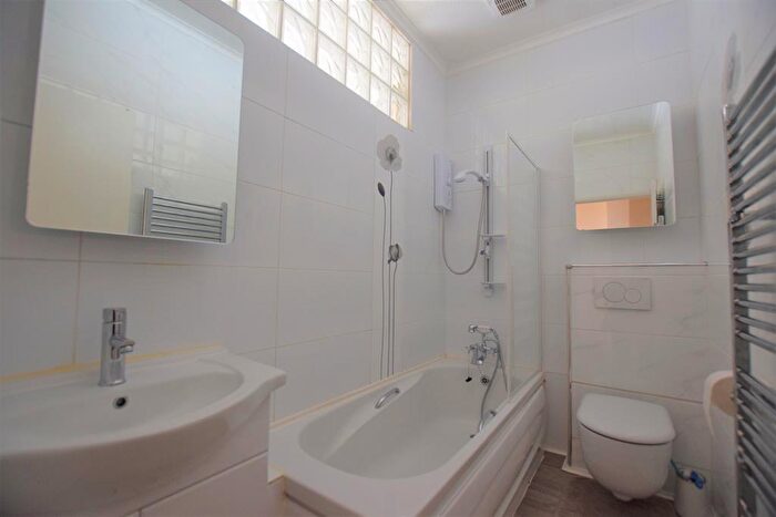1 Bedroom Flat To Rent In Elgin Road, Seven Kings, IG3
