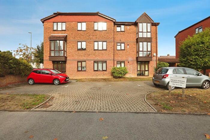 2 Bedroom Flat For Sale In Tanyard Close, Horsham, RH13