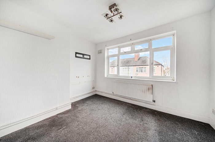 3 Bedroom Apartment For Sale In Walnut Tree Avenue, Mitcham, CR4