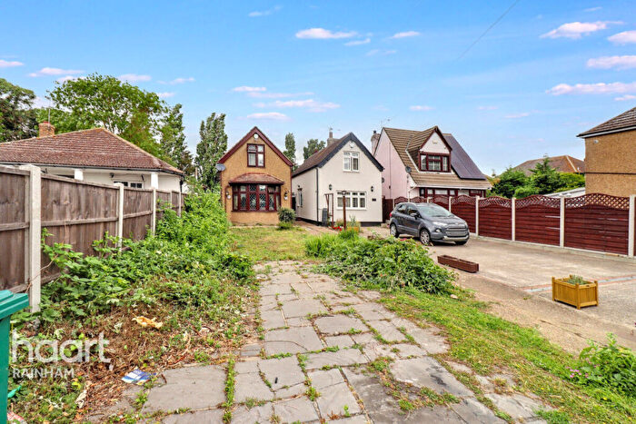 3 Bedroom Detached House For Sale In Lambs Lane South, Rainham, RM13