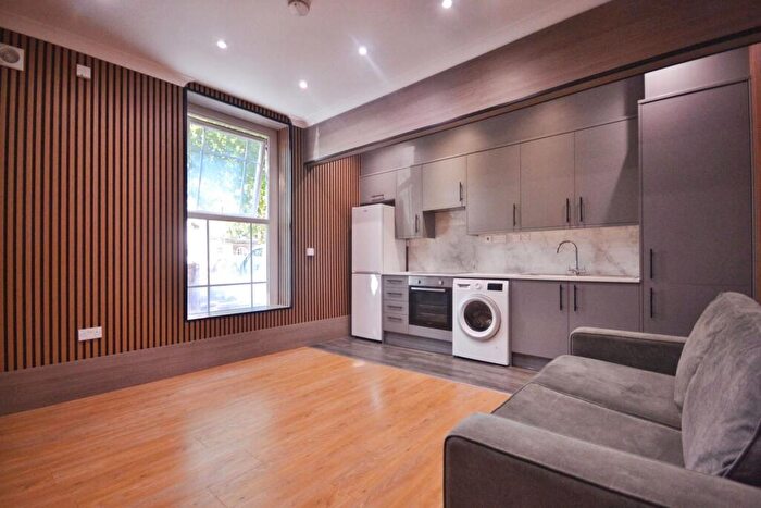 2 Bedroom Flat To Rent In London Road, Reading, Berkshire, RG1