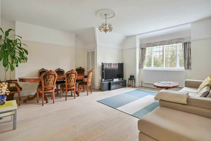 3 Bedroom Flat To Rent In Denbridge Road, Bickley, Bromley, BR1