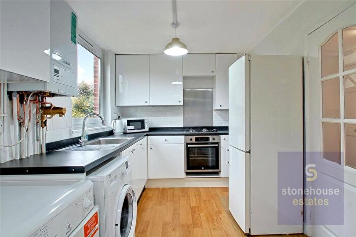 3 Bedroom Flat To Rent In Beachcroft Way, Archway, London, N19