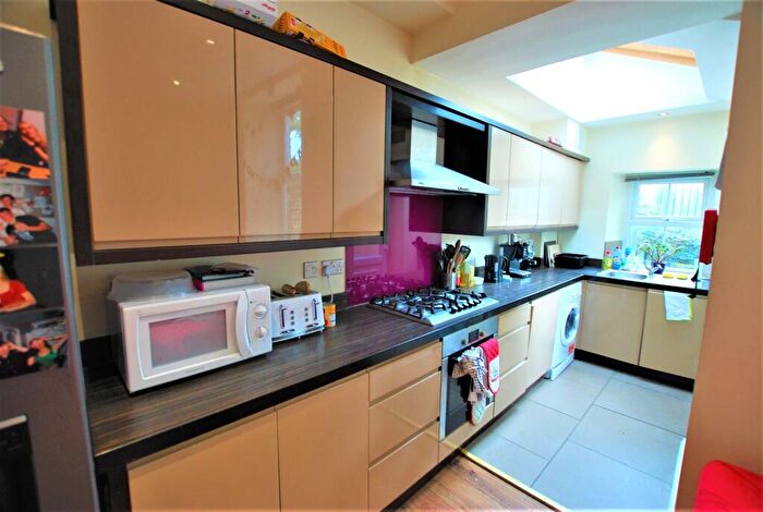 6 Bedroom Semi-Detached House To Rent In Whitham Road, S10