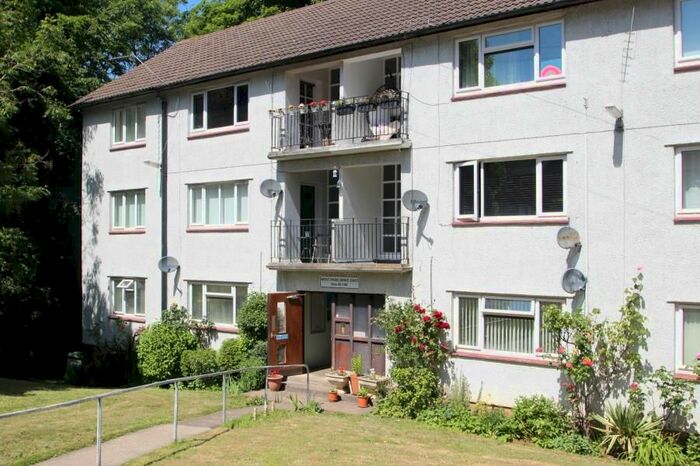 2 Bedroom Flat To Rent In West Park Drive East, Roundhay, Leeds LS8