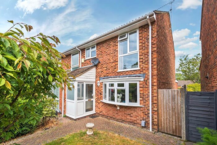 3 Bedroom End Of Terrace House For Sale In Camberley, Surrey, GU15