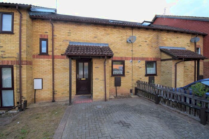 2 Bedroom House To Rent In Bideford Spur, Slough, SL2