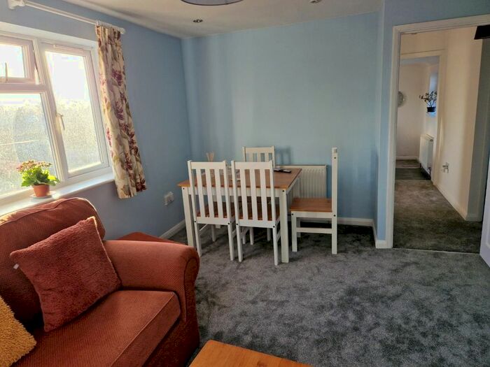 2 Bedroom Flat To Rent In Hawthorn Way, Shepperton, TW17