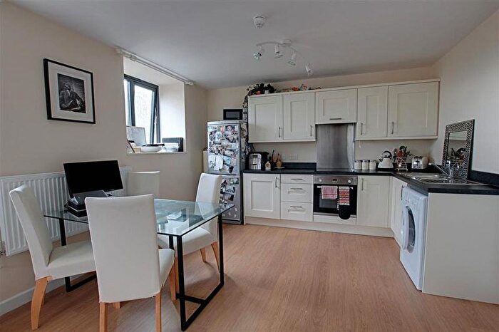 2 Bedroom Flat To Rent In Lower Bristol Road, Bath, BA2