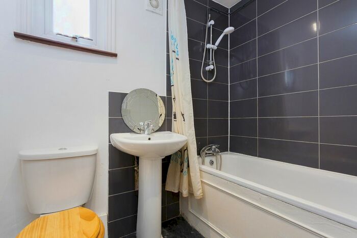 3 Bedroom Flat To Rent In Strathleven Road, London, SW2