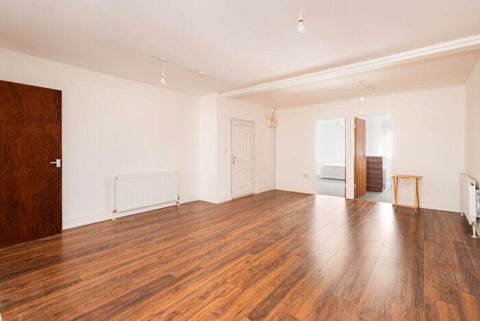 2 Bedroom Flat To Rent In Roman Road, Bow, London, E3