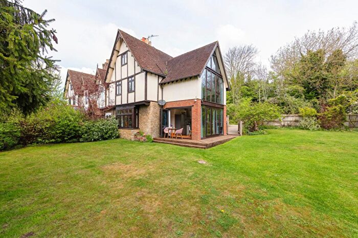 4 Bedroom Semi-Detached House For Sale In Birling Road, Leybourne, ME19