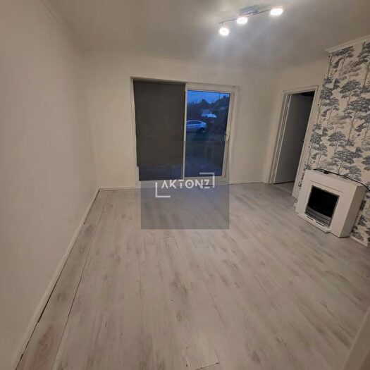 3 Bedroom Terraced House To Rent In Valley Side, Chingford, London, E4