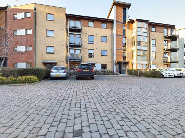 2 Bedroom Flat To Rent In Finlay Court, Commonwealth Drive, Three Bridges, Crawley, West Sussex., RH10