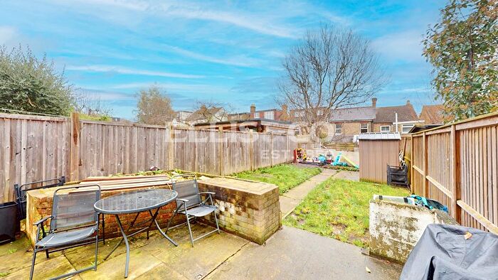 2 Bedroom Flat For Sale In Rosebank Road, London, W7