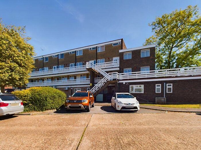 3 Bedroom Maisonette For Sale In Peartree Close, South Ockendon, RM15