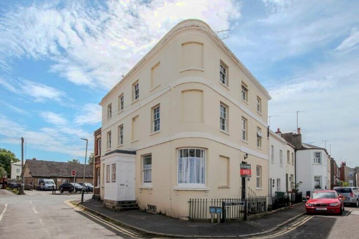 2 Bedroom Flat To Rent In St Luke`s, GL53