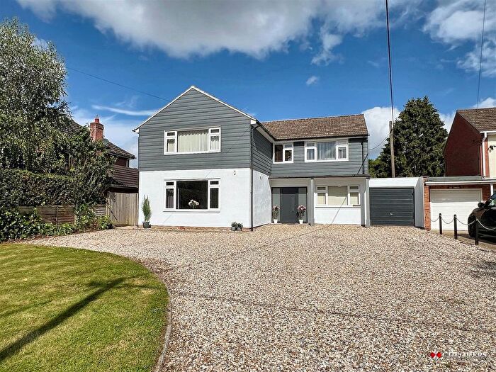 4 Bedroom Link Detached House For Sale In Bramley Road, Pamber End, Tadley, RG26