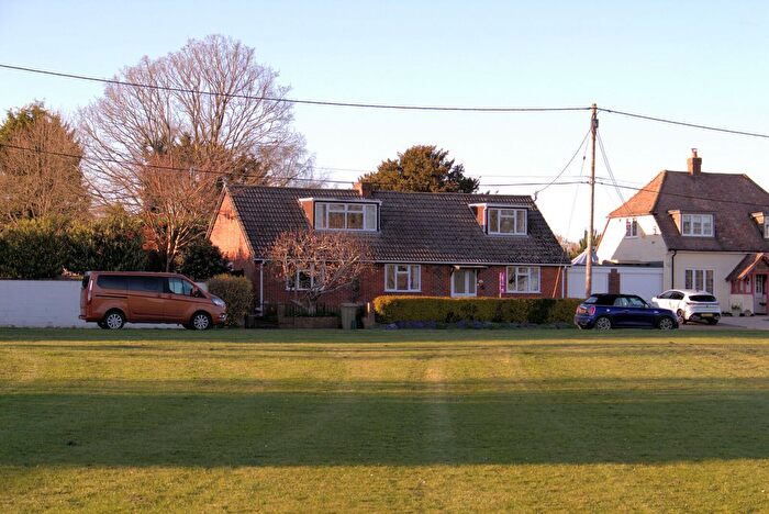 4 Bedroom Link Detached House For Sale In Highfield, Ashampstead, Reading, Berkshire, RG8