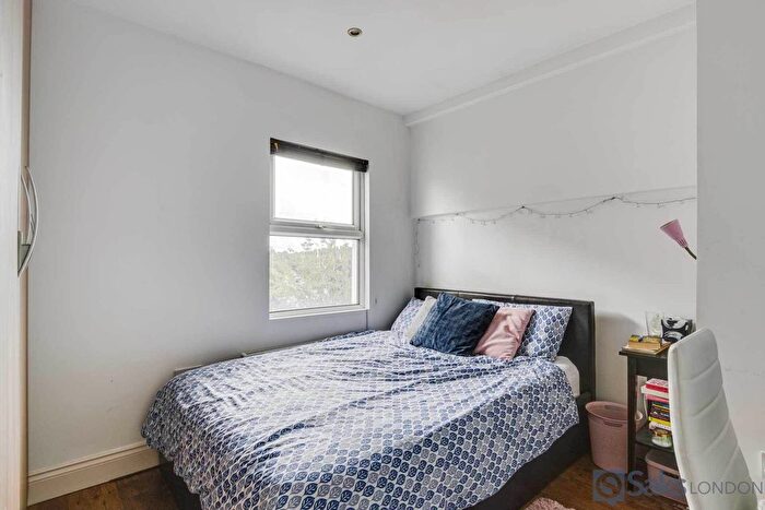 3 Bedroom Flat To Rent In Ritherdon Road, Tooting Bec, London, SW17