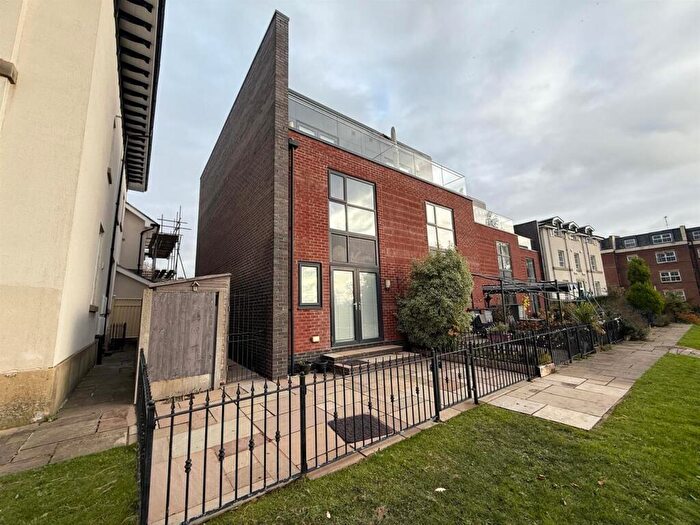 4 Bedroom Town House For Sale In Great Clowes Street, Salford, M7