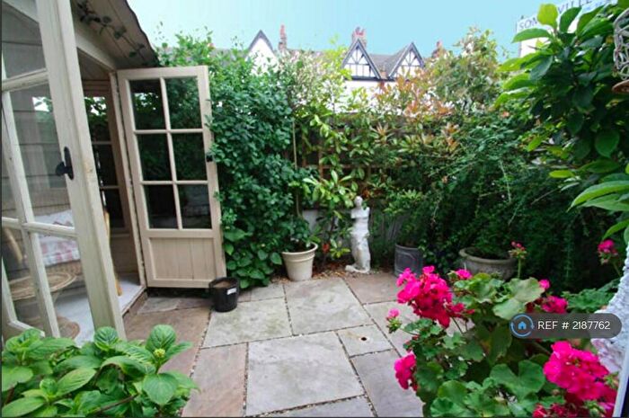 1 Bedroom Flat To Rent In Woodfield Road, Leigh-On-Sea, SS9