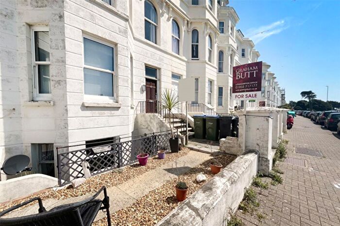 1 Bedroom Apartment For Sale In South Terrace, Littlehampton, West Sussex, BN17