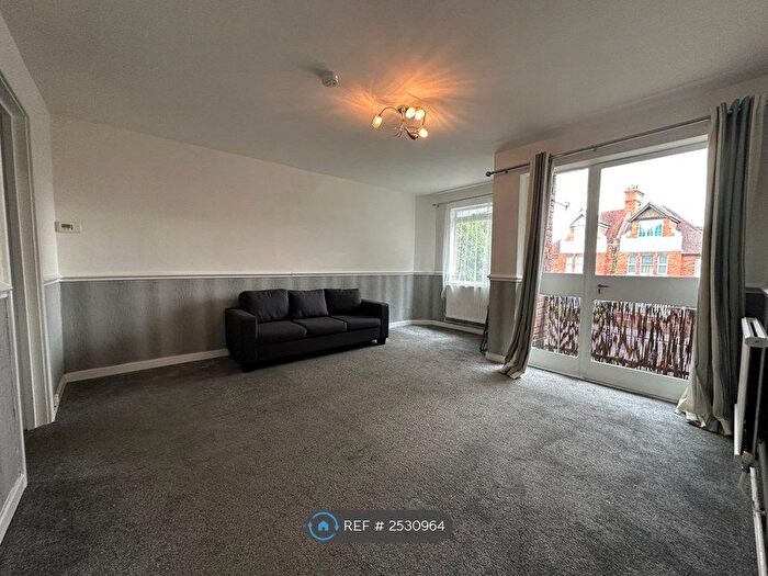 3 Bedroom Flat To Rent In Worple Road, London, SW19