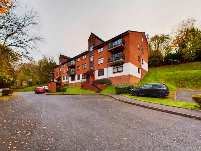 1 Bedroom Flat To Rent In Hillside Road, Whyteleafe, CR3