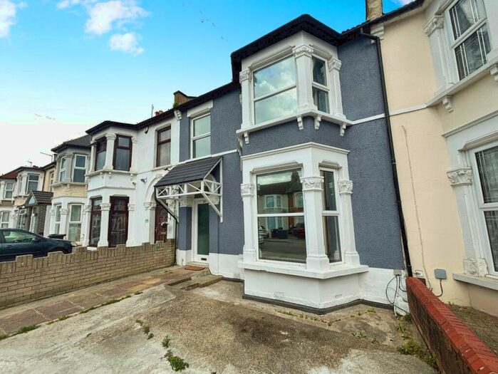 3 Bedroom Terraced House To Rent In St. Albans Road, Ilford, IG3