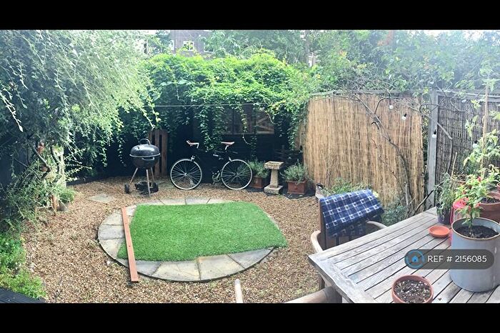 3 Bedroom Flat To Rent In Wenlock Court (Off Everlyn Walk), London, N1