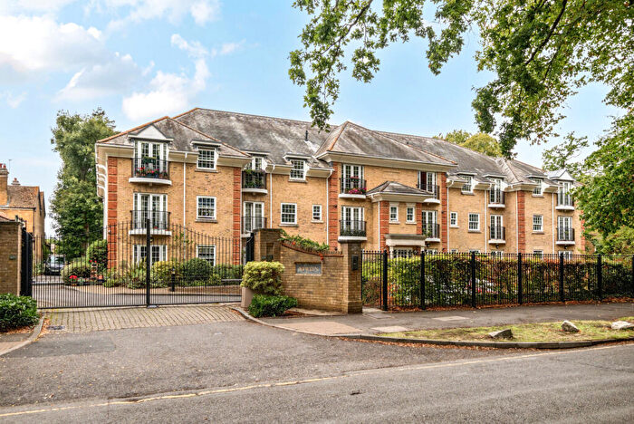 3 Bedroom Flat For Sale In Oatlands Avenue, Weybridge, KT13