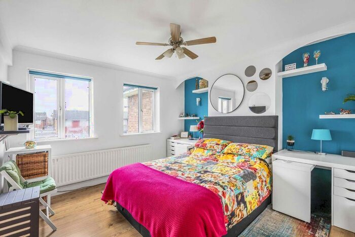3 Bedroom Flat To Rent In Oakhall Drive, Sunbury-On-Thames, TW16