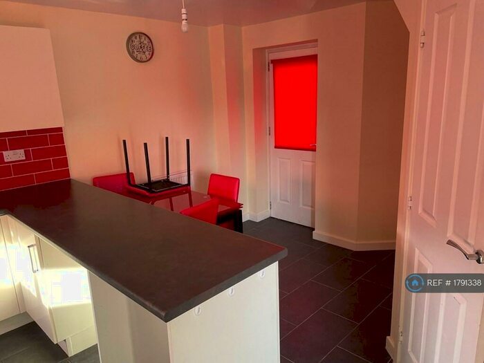 3 Bedroom Semi-Detached House To Rent In Acre Lane, Oldham, OL1