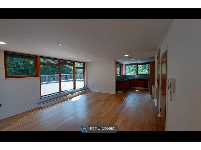 2 Bedroom Flat To Rent In Heaton Lodge, Prestwich, Manchester, M25