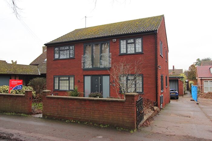 4 Bedroom Detached House For Sale In Cross Road, Wellingborough, NN8