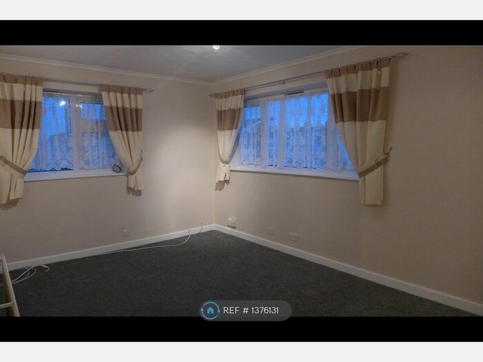 2 Bedroom Flat To Rent In Clive Road, Portsmouth, PO1