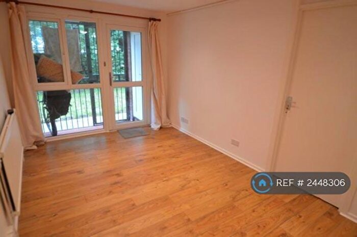 2 Bedroom Flat To Rent In Lomond Close, London, N15