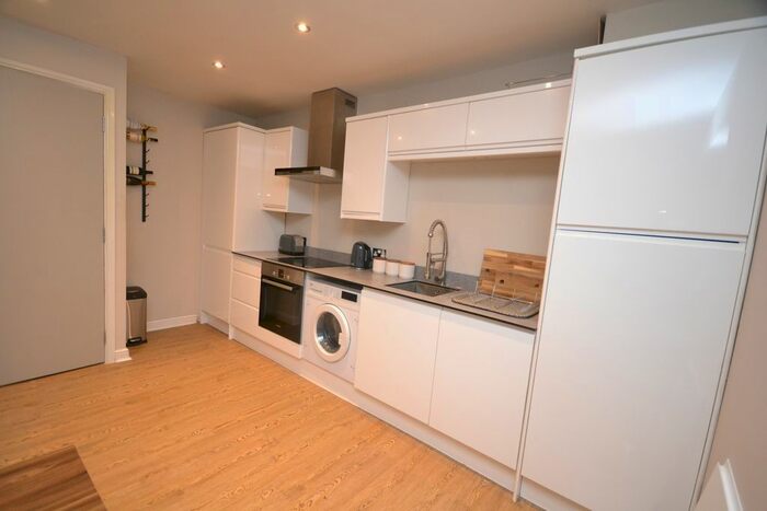 2 Bedroom Flat To Rent In Mansfield Road, Woodthorpe, Nottingham, NG5