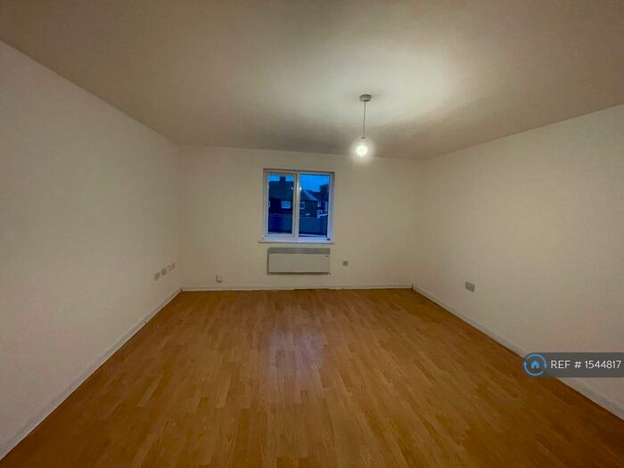 2 Bedroom Flat To Rent In Tudor Court, Tipton, DY4